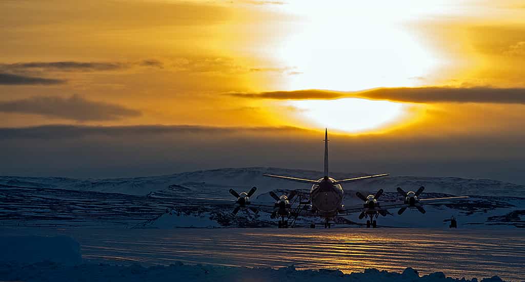 Sur la base aérienne de Thulé, à 1.500 km du pôle Nord, un Lockheed P-3B Orion spécialement équipé pour l'étude des glaces polaires est prêt à&nbsp;entamer une nouvelle campagne de mesures dans le cadre de la mission&nbsp;IceBridge. © Nasa, M. Studinger