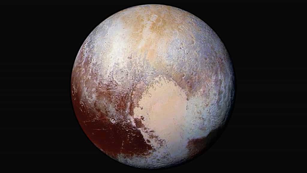 Quatre images de l’imageur de reconnaissance à longue portée (LORRI) de la sonde New Horizons ont été combinées avec les données de couleur de l’instrument Ralph pour créer cette vue globale de Pluton. © Nasa/JHUAPL/SwRI