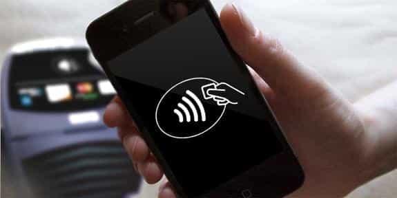 La technologie de transfert sans contact NFC permet notamment de faire du téléphone portable un moyen de paiement. © Numérama