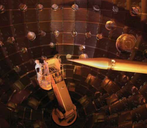 La sphère du NIF où se concentrent sur l'extrémité de la cible (à droite sur l'image) les 192 faisceaux laser. Crédit : NIF