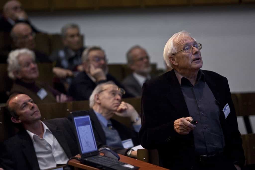 Au premier plan, Günther Plass, juste derrière lui le prix Nobel Jerome Friedman et, au-dessus de lui, en partant de la gauche les prix Nobel Lederman et Veltman. Crédit : Cern