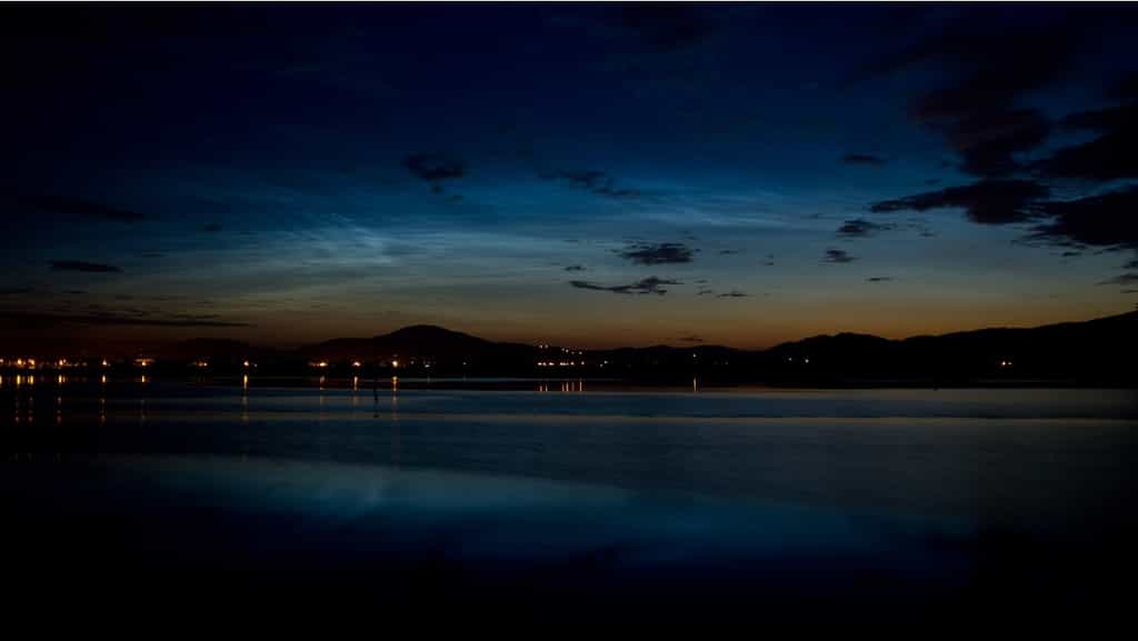 Nuages noctulescents observé en Irlande le 16 juin 2010. Crédit Peter McCabe