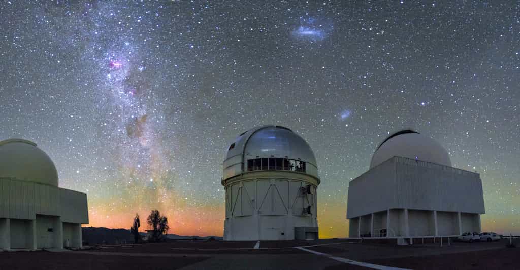 Les Nuages de Magellan au-dessus de l’observatoire interaméricain du Cerro Tololo (Chili). © CTIO, NOIRLab, NSF, AURA, H. Stockebrand