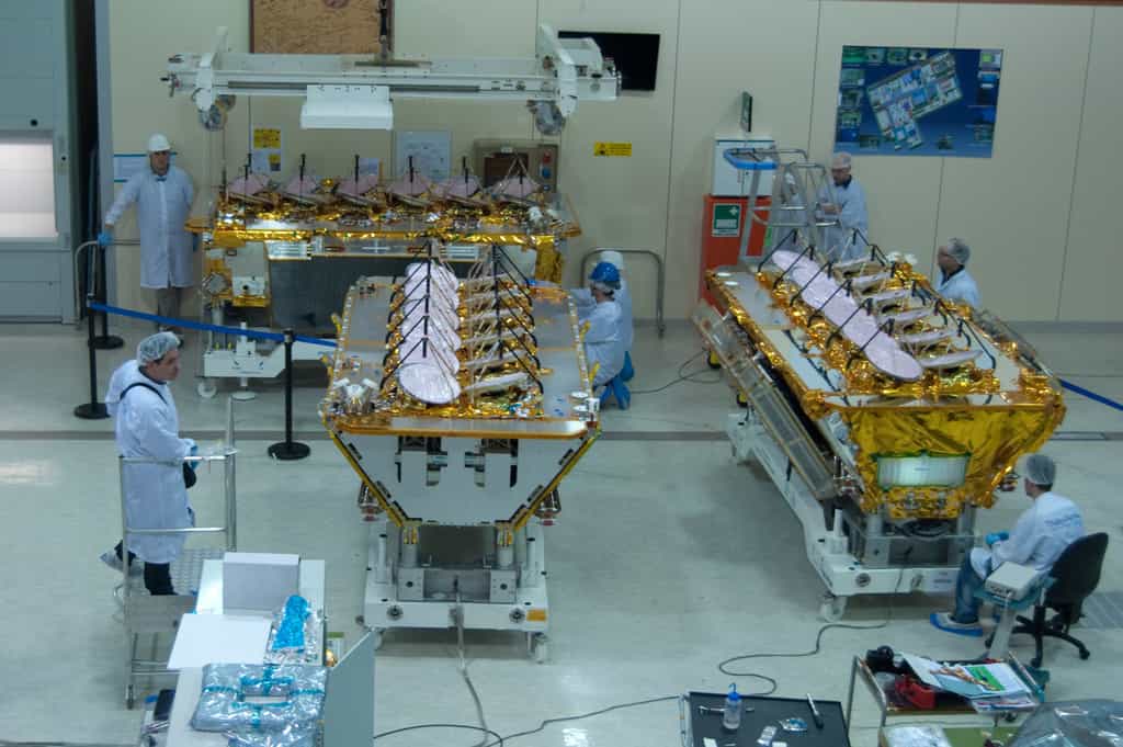 Les quatre premiers satellites d'O3b ont été acheminés au Centre spatial guyanais, d'où ils seront mis en orbite par un lanceur Soyouz. Le lancement est prévu en mai. © Rémy Decourt, Futura-Sciences