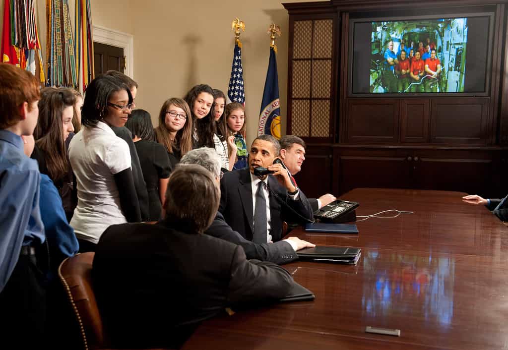 Le président Barack Obama, dans la salle Roosevelt de la Maison Blanche en conversation téléphonique avec les 11 astronautes à bord de la Station (17 février). Crédits Nasa/Bill Ingalls