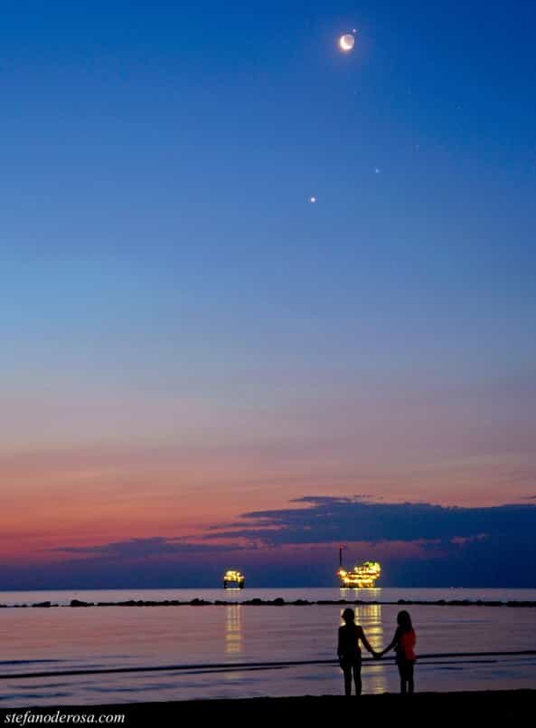 Le spectacle est de toute beauté au-dessus de la mer Méditerranée depuis la plage de Ravenne (Italie), où l'on peut admirer (de bas en haut) Vénus, l'étoile Aldébaran, la Lune et Jupiter. © Stefano De Rosa