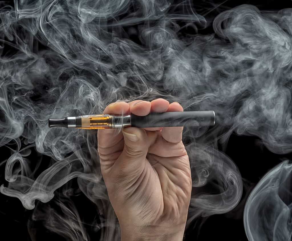 Une nouvelle étude montre que les ingrédients contenus dans les e-cigarettes provoquent des dysfonctionnements cardiaques. © Oleg GawriloFF, Shutterstock