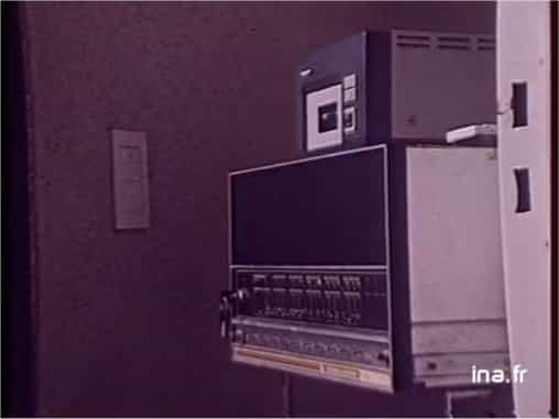 Au cœur de la maison automatisée siège un ordinateur. Nous sommes en 1979, c'est un Data General, que l'on commande avec de nombreux interrupteurs. © Ina
