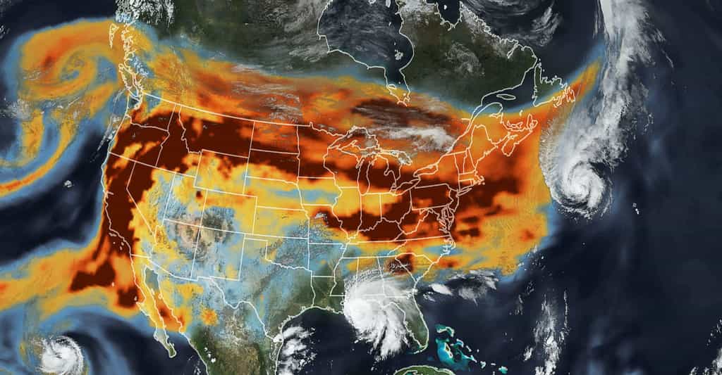 Au-dessus des États-Unis, les ouragans ont rencontré les fumées des incendies qui ravagent l’ouest du pays. © Nasa Earth Observatory 