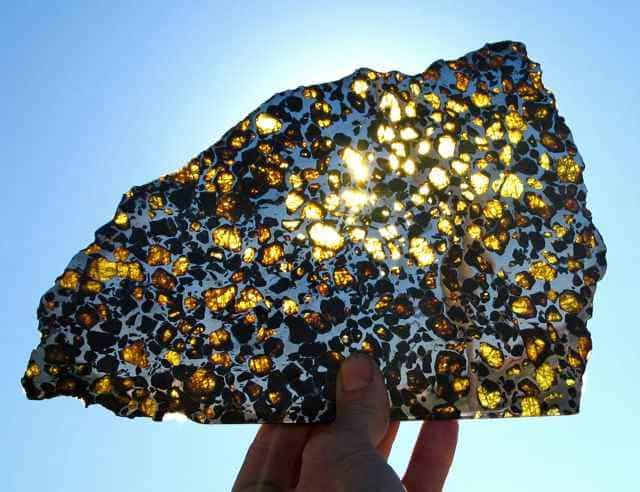 A l'interface du manteau et du noyau de la Terre, là où débutent les oscillations mesurées à l'aide du géomagnétisme, on pense que doit se trouver un mélange de fer liquide et de de grains d'olivine similaires à celui présent dans les météorites appelées des pallasites. Crédit : Arizona Skies Meteorites