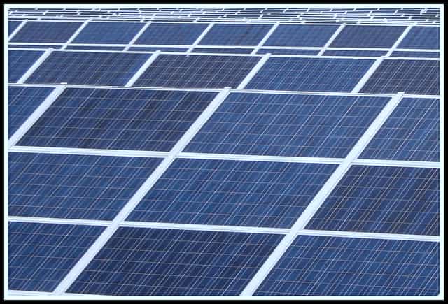En France, la capacité de la filière photovoltaïque est de 1.054 MW (chiffres 2010). &copy; Mr__H, Flickr, cc by nc sa 2.0