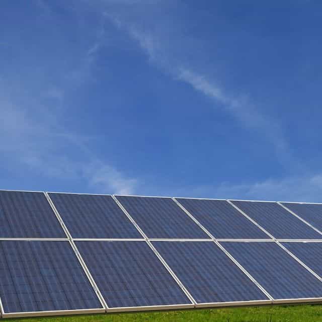 Le parc photovoltaïque français a augmenté de 1,2 GW en 2012. Cette progression s'explique en partie par l'inauguration de centrales photovoltaïques possédant plusieurs dizaines de milliers de panneaux solaires.&nbsp;© Somatuscan, shutterstock.com