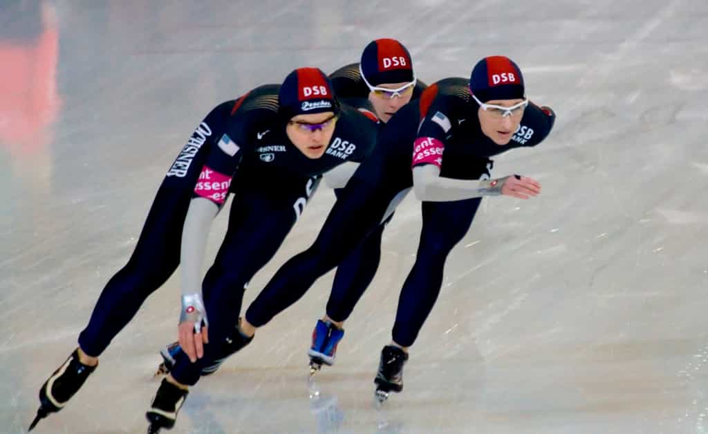 Les patineurs de vitesse états-uniens disposent d’une combinaison idéale censée améliorer leurs chronos aux Jeux olympiques de Sotchi. La confirmation en compétition se fait attendre. © Adrian8_8, Wikipédia, cc by 2.0