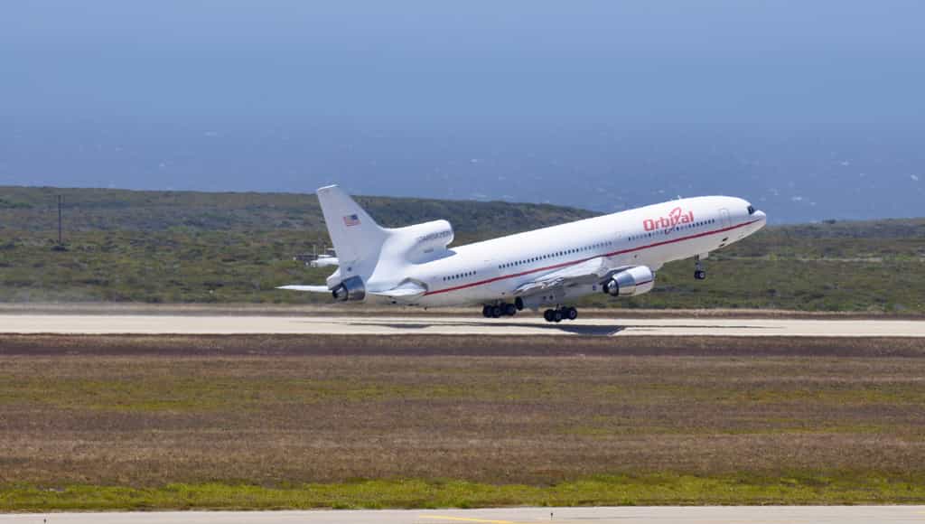 Au décollage, le Lockeed L-1011 d'Orbital Sciences qui emporte sous son ventre le lanceur aéroporté Pegasus XL transportant Nustar. L'avion s'est élancé de l'atoll de Kwajalein dans les îles Marshall, dans l'océan Pacifique. © Nasa
