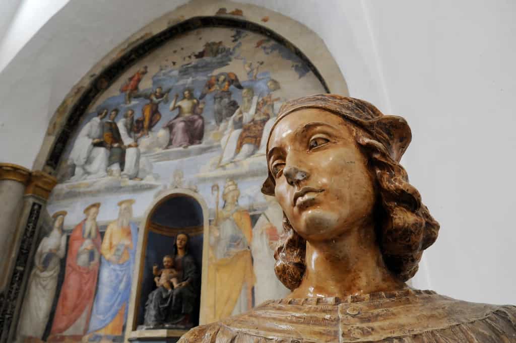 Le buste de Raffaello Sanzio, dit Raphaël. En arrière-plan, l'une de ses fresques. Chapelle de San Severo, Pérouse, Italie. © Davide Zanin, Adobe Stock