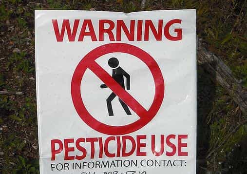 Attention, utilisation de pesticides ! © Summerrunner2009, Flickr, CC by-nc-sa 2.0