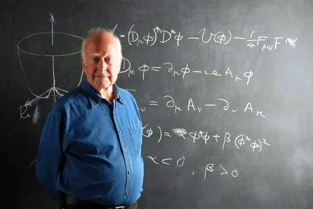 Peter Higgs devant les équations décrivant sa théorie de la brisure de symétrie, donnant une masse à des bosons de jauge. © Peter Tuffy, University of Edinburgh