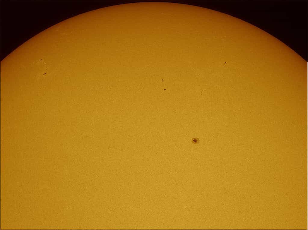 La surface solaire et ses taches photographiées le 15 juillet 2011. © A. Itic
