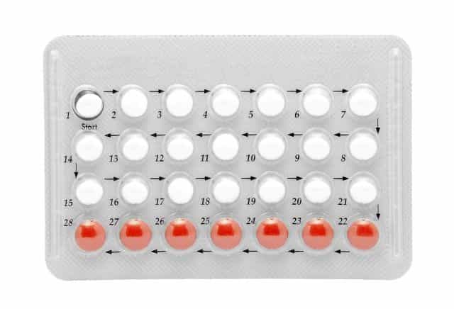 Diane 35 n'est pas une pilule contraceptive. Bien que bloquant l'ovulation chez la femme, ce médicament n'est commercialisé que contre le traitement de l'acné. Cela reste une théorie. En pratique, de nombreuses femmes avalent leur comprimé tous les jours pour éviter de tomber enceintes. © cristi180884, shutterstock.com