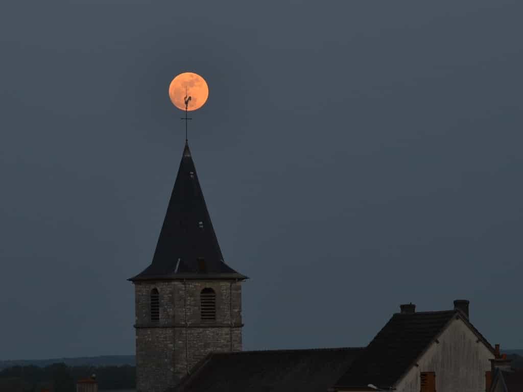 Choisissez judicieusement votre premier plan pour rendre original le lever de la plus grosse Pleine Lune de l'année 2012. © Jean-Baptiste Feldmann