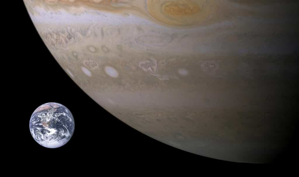 La Terre (à gauche) est la plus grande des planètes telluriques du Système solaire. Jupiter (à droite) est la plus grande des planètes gazeuses. © Nasa, DP