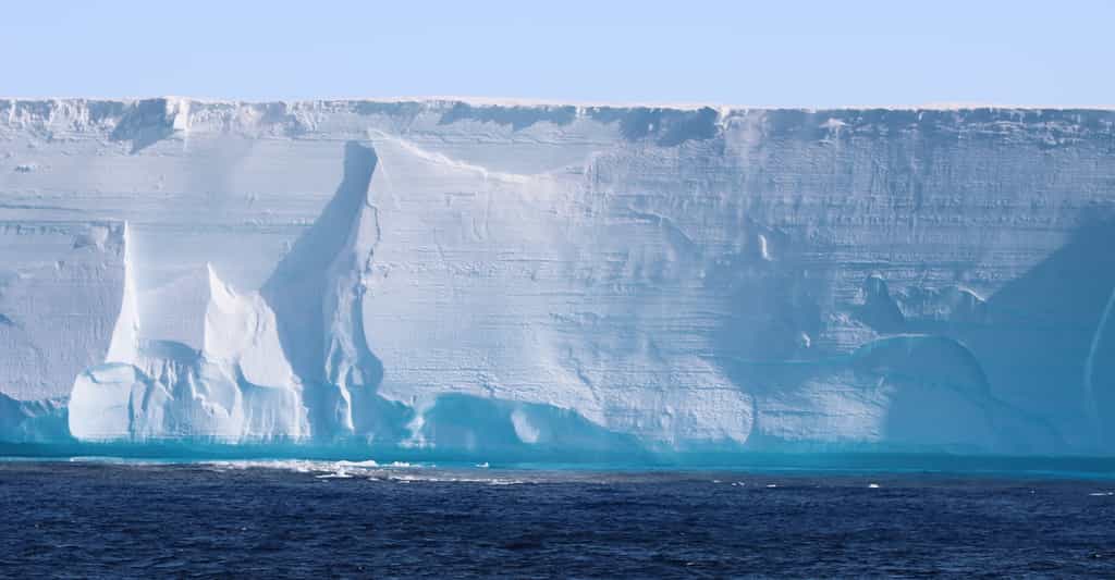 Grâce à un véhicule autonome, les chercheurs ont exploré le dessous de la plateforme de Dotson et ses 350 mètres d’épaisseur en Antarctique de l’ouest. © Anna Wåhlin, Université de Göteborg