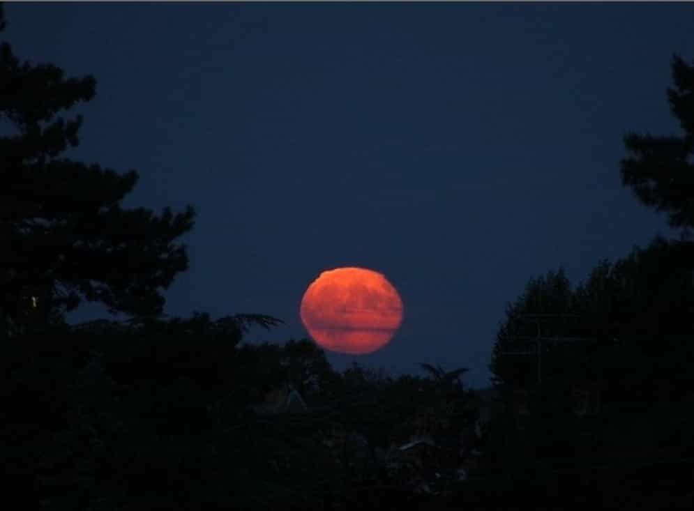 Un lever de Pleine Lune est toujours spectaculaire. © J.-B. Feldmann