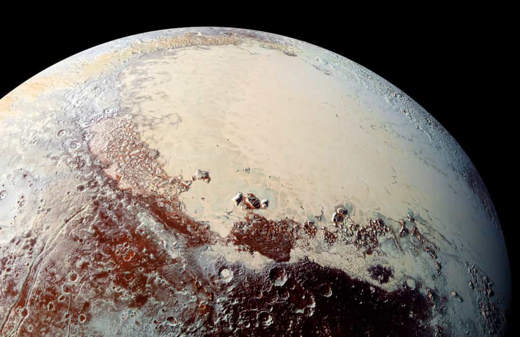 La surface de Pluton comprend notamment la plaine Spoutnik (riche en glace d’azote, de méthane et de monoxyde de carbone) qui représente le « ventricule » gauche du cœur alias la région Tombaugh. Image composite prise en haute résolution avec le spectromètre Ralph/MVIC (bleu, rouge et infrarouge), le 14 juillet 2015. © Nasa, JHUAPL, SwRI