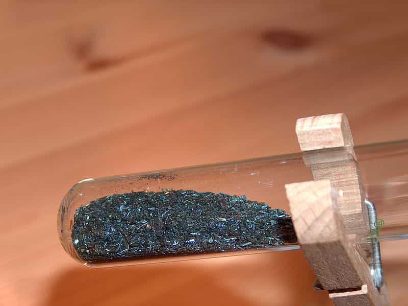 À l’état solide, le permanganate de potassium se présente sous la forme de cristaux. En solution, il est violet et son changement de couleur permet de déterminer le point d’équivalence. © FischX, Wikipedia, CC by-sa 3.0
