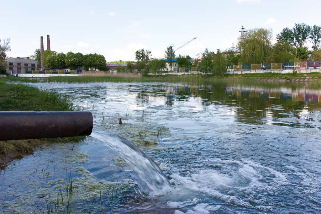 Les débris et la turbidité sont des indicateurs de pollution de l'eau. © alexmia, Fotolia