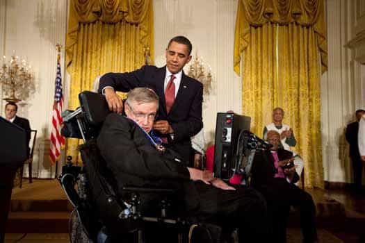 Barack Obama décorant Stephen Hawking. Crédit : Chuck Kennedy