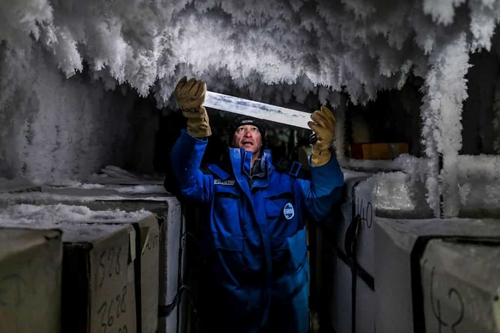 Un chercheur tient un échantillon du carottage européen EPICA, stocké au sein d’une cave à – 50 °C à côté de la station franco-italienne Concordia en Antarctique. © Thibaut Vergoz, Institut polaire français
