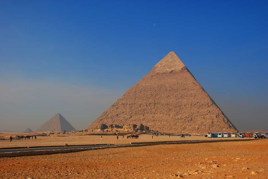 Les pyramides de Khéops, Khéphren et Mykérinos, à Gizeh, sont les plus célèbres du genre. Elles devaient permettre à leurs occupants de rejoindre le dieu du disque solaire, Rê, dans les meilleures conditions. © jarekgrafik, Pixabay, DP