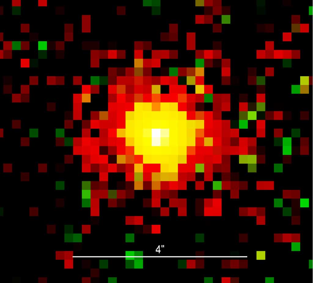 Une image en fausses couleurs de l'objet QSO (CFHQSJ2329-0301). Au centre en jaune se trouve l'émission liée au quasar et en rouge autour celle des étoiles de la galaxie hôte. Crédit : Tomotsugu Goto, University of Hawaii