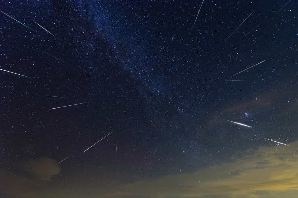 Photo composite de la pluie d'étoiles filantes des Perséides (décembre). © Wisanuboonrawd, Adobe Stock