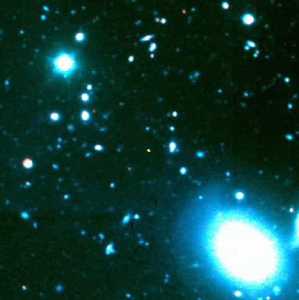 Image du quasar J1148+5251 prise avec le télescope Keck de 10 m (le point jaune). Tous les autres objets de l'image sont beaucoup plus proches. Crédit : Keck.S.G. Djorgovski, A. Mahabal et M. Bogosavljevic, Caltech