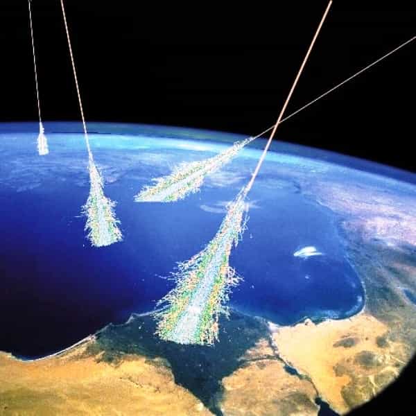Une représentation d'artiste sur fond d'une photo de la Nasa montrant la chute de rayons cosmiques sur Terre. Les particules des rayons cosmiques en heurtant les noyaux de la haute atmosphère génèrent des gerbes de particules secondaires. © Simon Swordy (U. Chicago), NASA