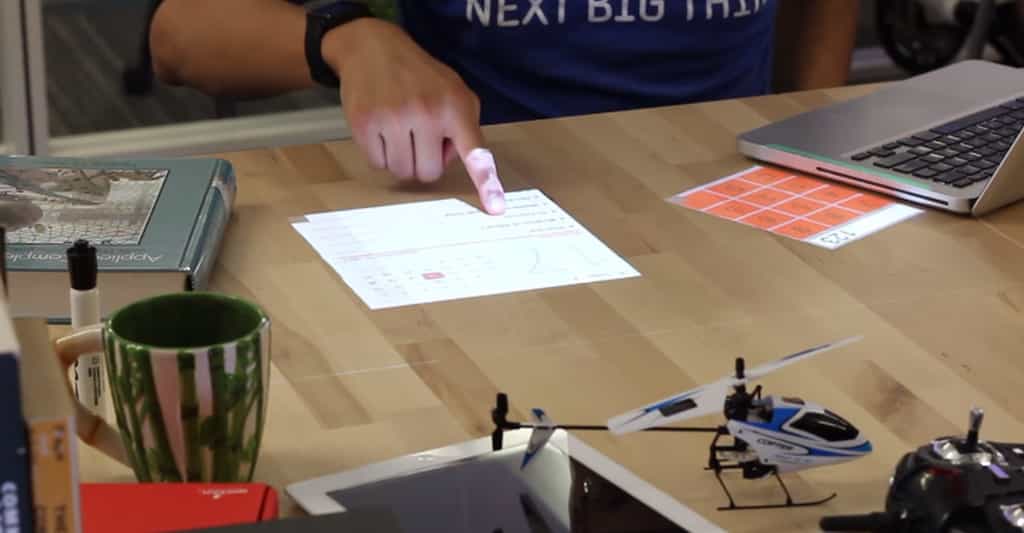 Desktopography projette l’image d’une application sur la surface d’un bureau et permet à l’utilisateur d’interagir comme sur un écran tactile, avec un ou plusieurs doigts. © Carnegie Mellon University