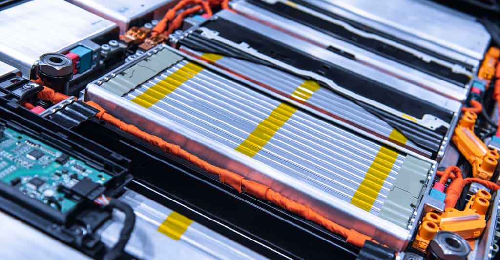 Dans les véhicules électriques, la masse de batterie vient alourdir considérablement l’ensemble tout en occupant un maximum d’espace. © Sergii, Adobe Stock