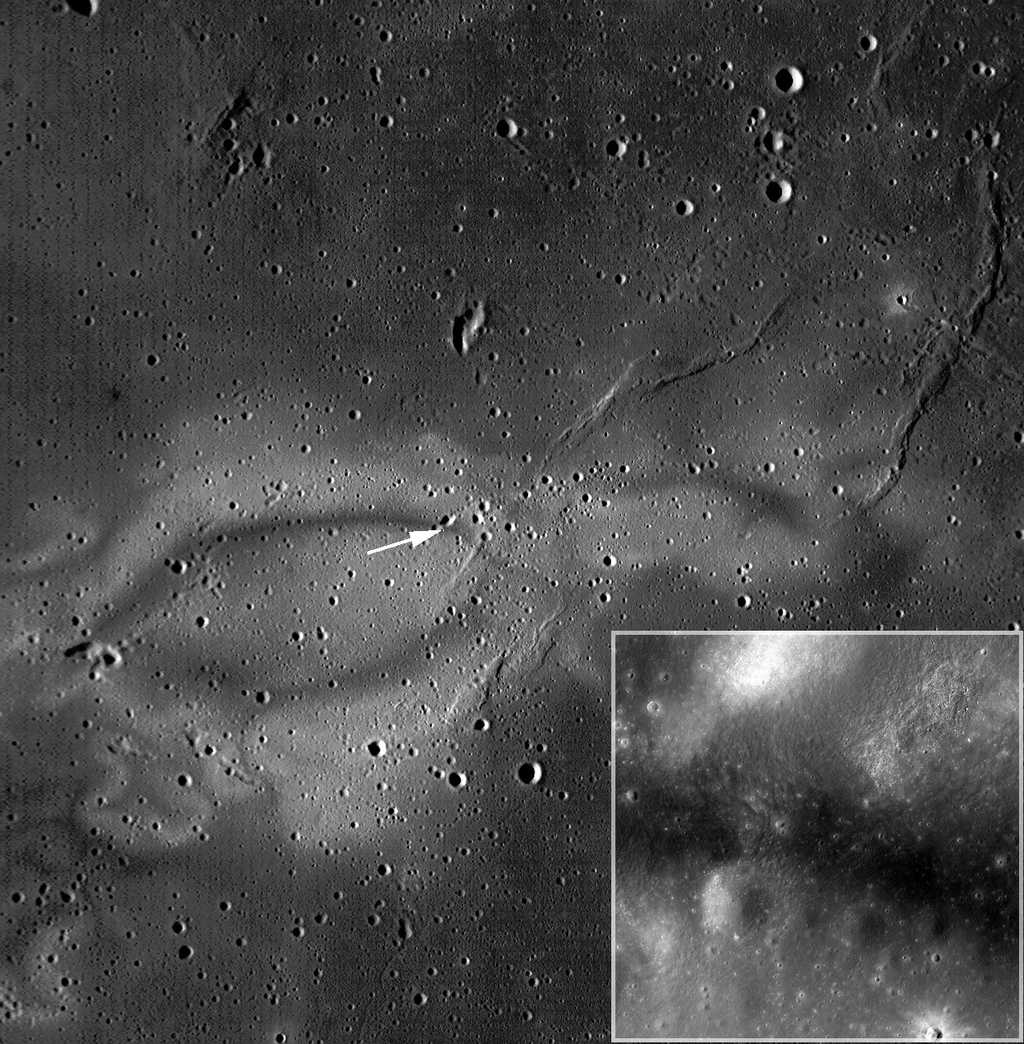 La région claire de Reiner Gamma a été étudiée par LRO. La flèche indique la zone photographiée en haute résolution par l'orbiteur (dans l'encadré en bas à droite). Crédit Nasa/GSFC/Arizona State University
