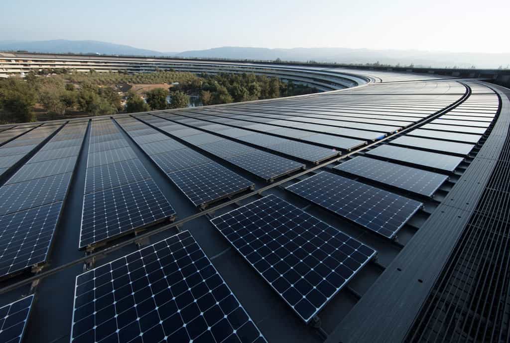 L’Apple Park, le nouveau siège d’Apple en Californie (Etats-Unis) est recouvert de panneaux solaires qui produisent 17 mégawatts d’énergie. Le site utilise également des piles à combustibles au biogaz délivrant 4 mégawatts. © Apple