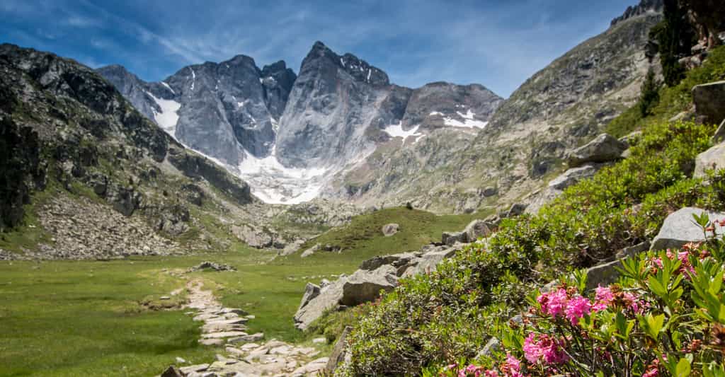 Les glaciers des Pyrénées sont menacés par le réchauffement climatique anthropique. Les chercheurs de l’Institut pyrénéen d’écologie (IPE, Espagne) ne leur donnent plus de 20 ans à vivre. © B. Piccoli, Adobe Stock