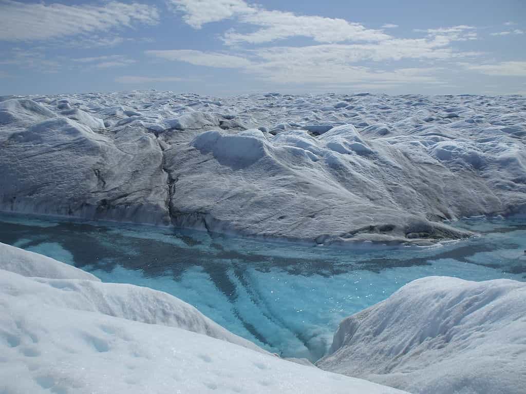 Le 12 juillet 2012, la surface de la calotte groenlandaise était couverte à 97 % d'eau de fonte. © Halorache, cc by sa 3.0