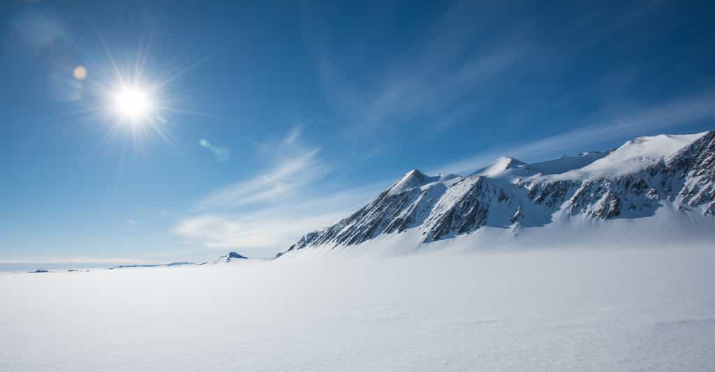 À des milliers de mètres sous la glace de l’Antarctique coule un fleuve d’une étonnante longueur. La mauvaise nouvelle, c’est qu’il pourrait signifier que nous devons nous attendre à une fonte plus rapide de la glace sous l’effet du réchauffement climatique. © Wayne, Adobe Stock