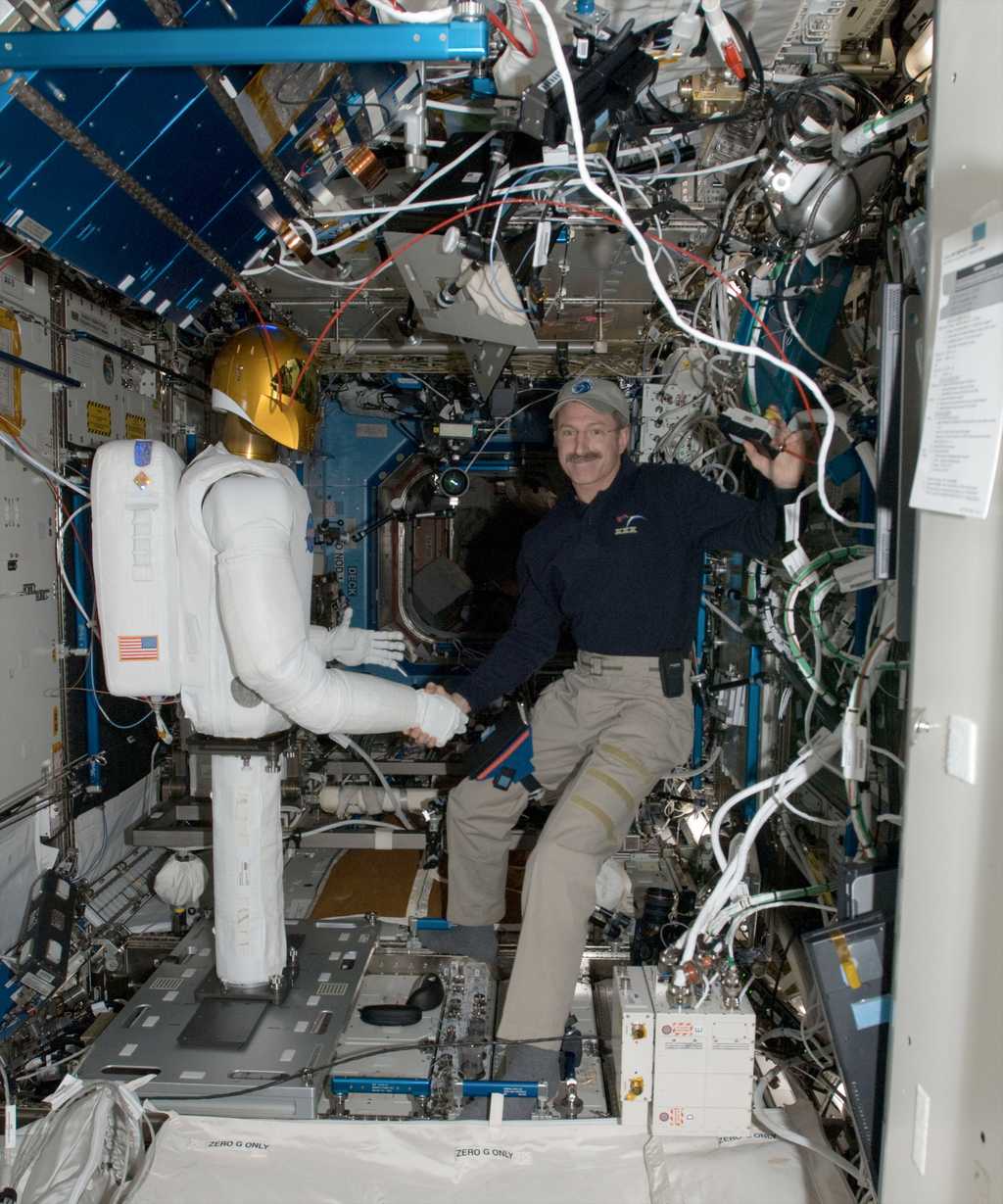 Première poignée de main entre Robonaut 2 et Dan Burbank, le commandant d'Expedition 30, à bord de la Station spatiale internationale. © Nasa