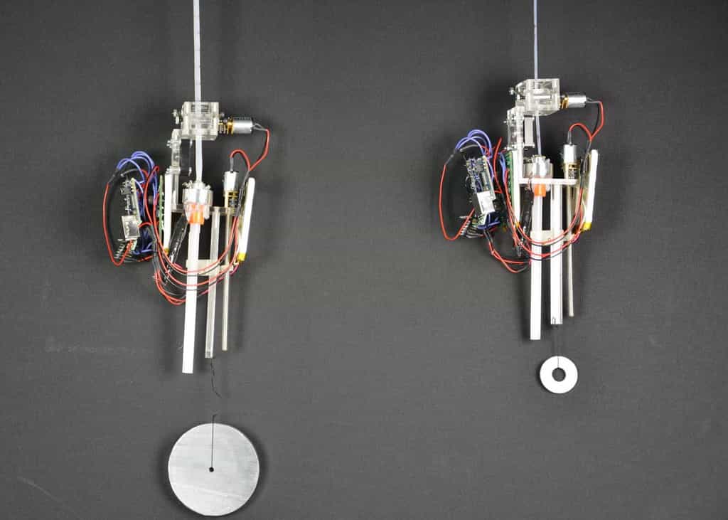 Le robot-araignée développé à l’École polytechnique fédérale de Zurich se déplace à la verticale le long d’un fil solide. Il fabrique celui-ci au fur et à mesure à partir de bâtonnets de colle thermoplastique qui est chauffée, puis étirée. Il peut transporter des charges utiles allant jusqu’à 10,9 kg dans sa configuration actuelle. © Utku Culha, Bio-Inspired Robotics Laboratory, EPFZ