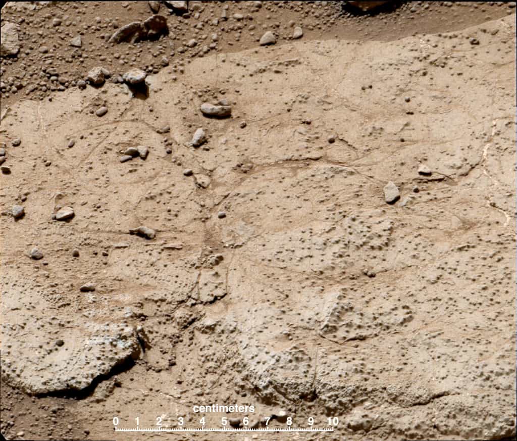 Cumberland sera la deuxième roche forée par Curiosity. Sa forme et certains détails de sa structure laissent à penser que les concrétions visibles sont le résultat de l'action d’une eau chargée en minéraux. © Caltech, MSSS, JPL, Nasa