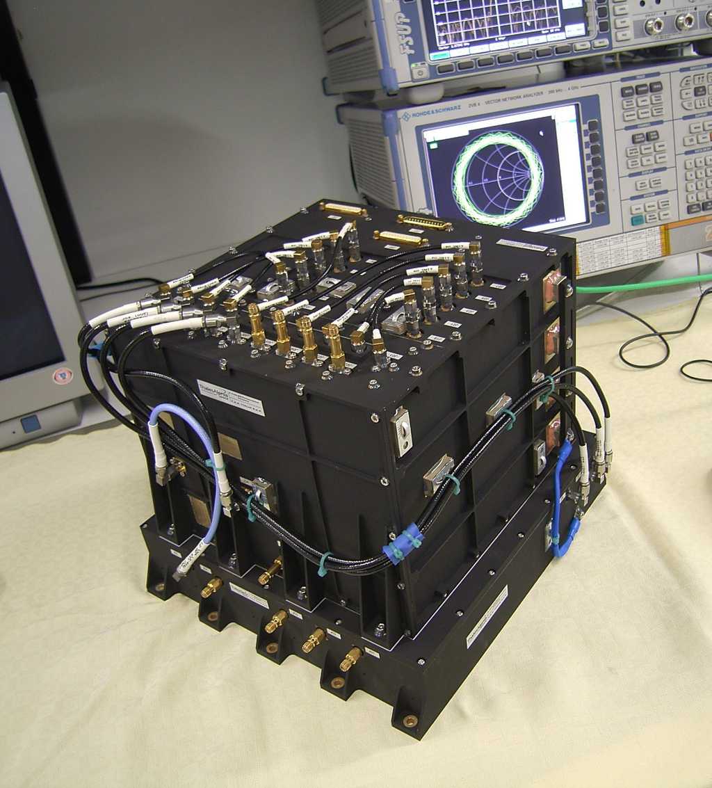Ce cube noir est l'instrument Rosa conçu pour l'étude de l'atmosphère terrestre. Il est embarqué sur trois satellites dont deux sont déjà en activité. Le troisième, Megha-Tropiques, sera lancé fin septembre 2011. © Thales Alenia Space