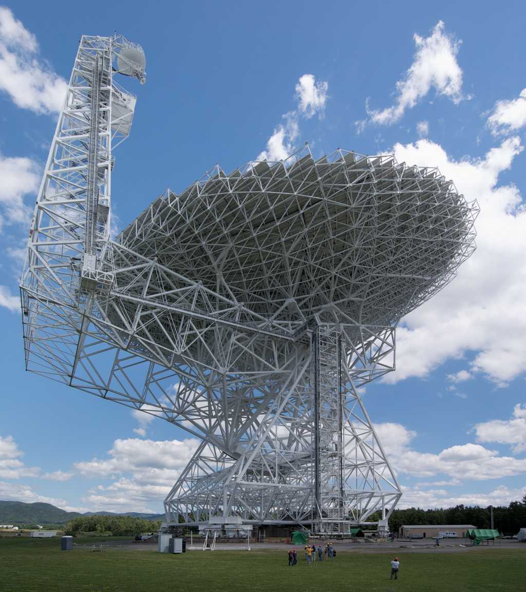 Le télescope de Green Bank (GBT) est le plus grand radiotélescope orientable du monde. Ses équipements font partie du réseau du National Radio Astronomy Observatory (NRAO) et se situent à Green Bank en Virginie-Occidentale, aux États-Unis. C'est cependant un radiotélescope voisin plus petit qui vient d'être modernisé pour faire des observations par synthèse d'ouverture aux côtés de RadioAstron, le Hubble russe pour la radioastronomie. © Green Bank, NRAO