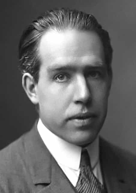 Dans sa thèse de 1911, Niels Bohr a le premier formulé ce que l'on connaît maintenant sous le nom de théorème de Bohr-van Leeuwen. Il rendait impossible l'existence des aimants, et plus généralement du magnétisme de la matière, dans le cadre de la physique classique. On peut penser que cette découverte a persuadé Bohr que l'on ne comprendrait pas les atomes sans de nouvelles hypothèses physiques. En 1913, il a ensuite proposé son célèbre modèle quantique de l'atome. © Wikipédia, DP